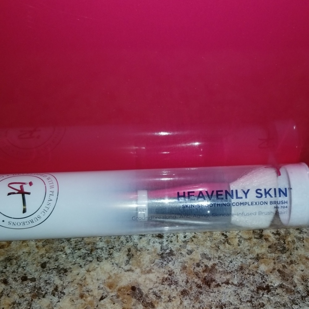 It Cosmetics no. 704 Heavenly skin brush